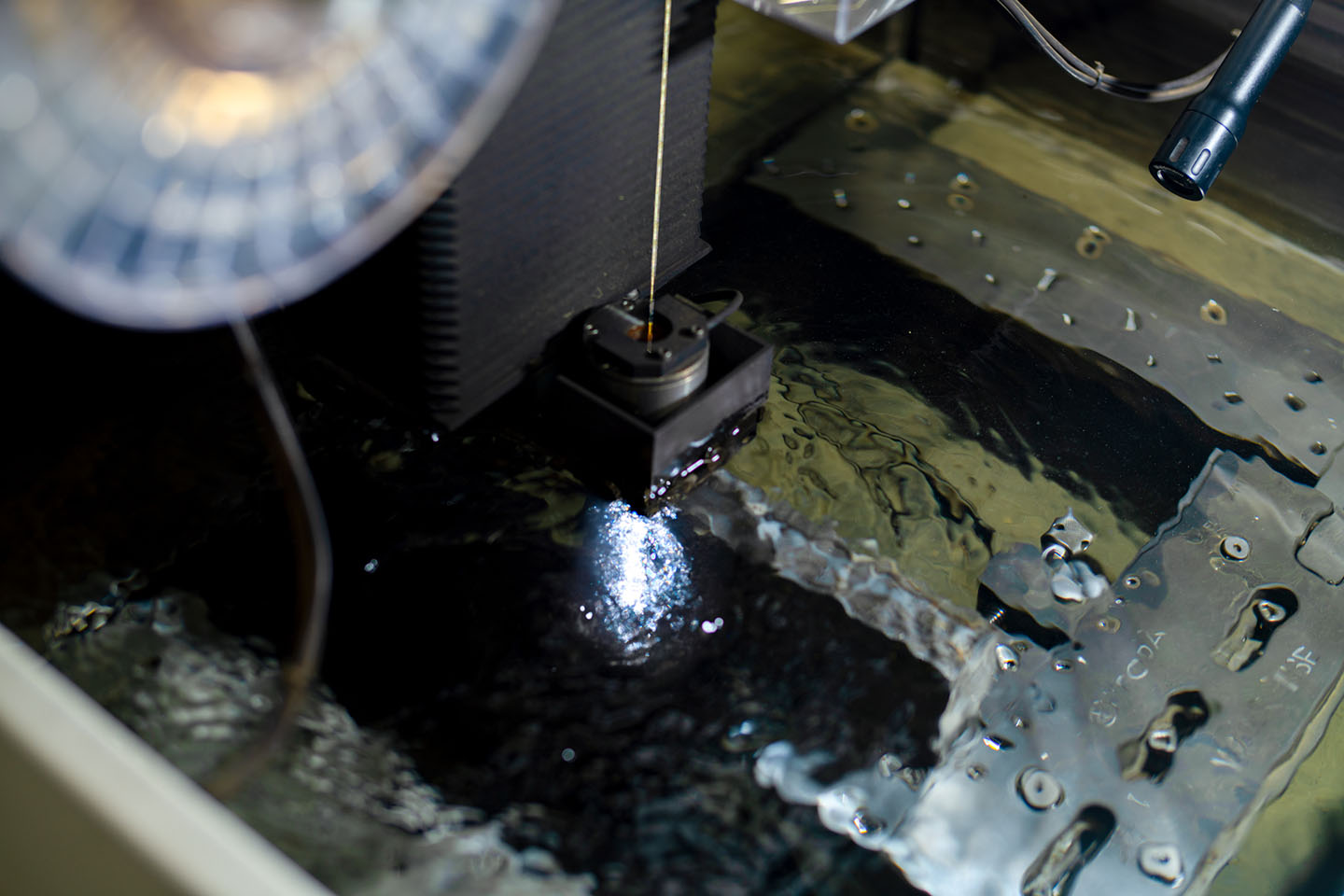 ワイヤーカット加工機の写真